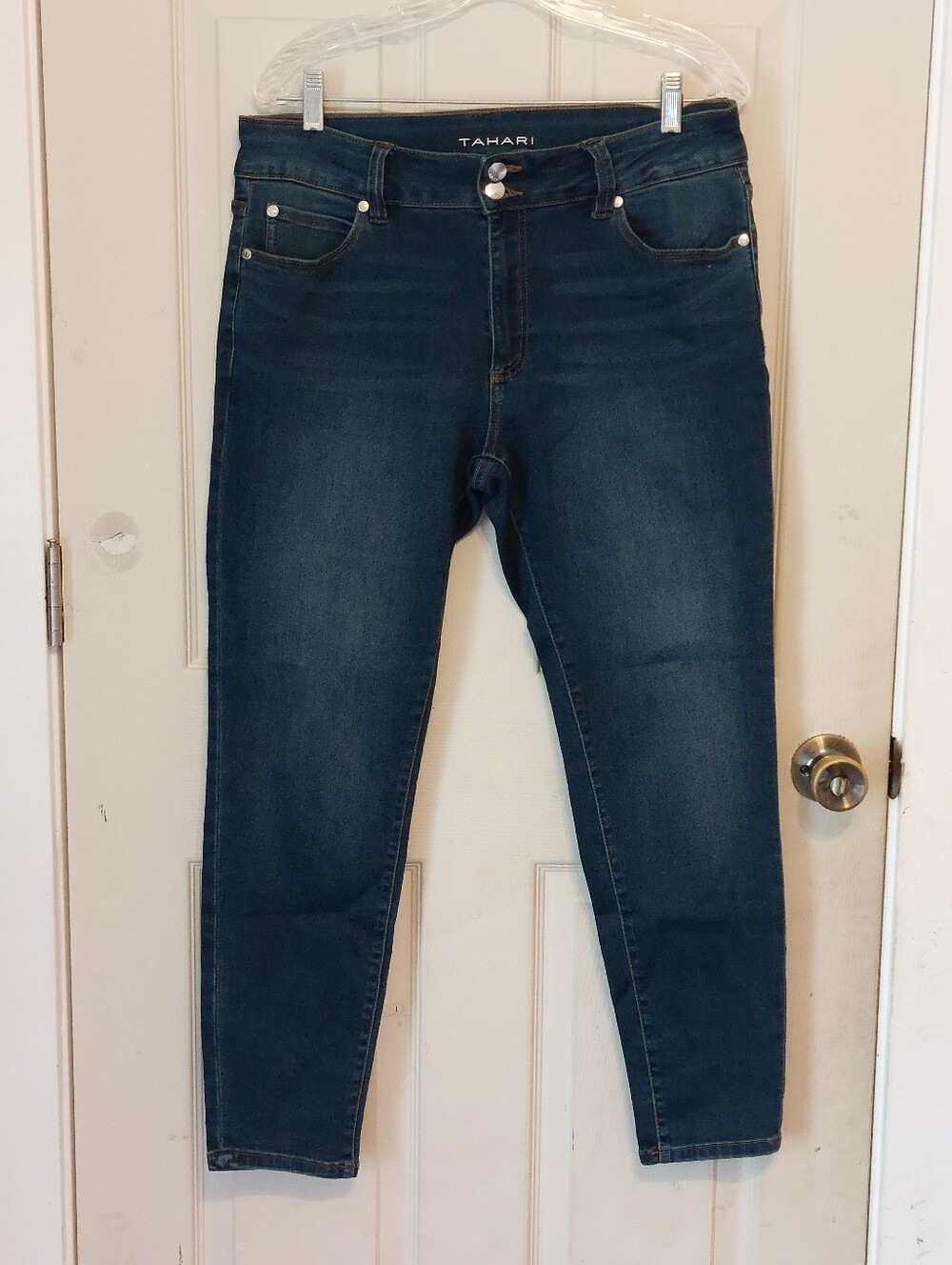 TAHARI Size 12 31 5 Pocket Cropped Jeans